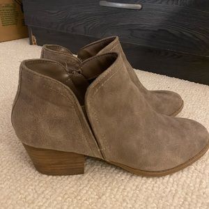 Booties Size 8 - light brown/taupe
